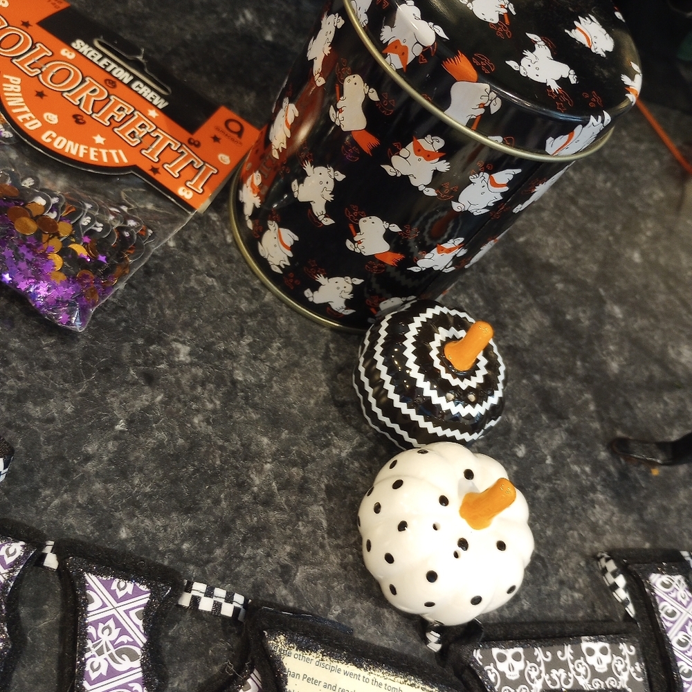Halloween decor lot ghost candy dish banner pumpkin salt pepper shakers confetti - Picture 3 of 6